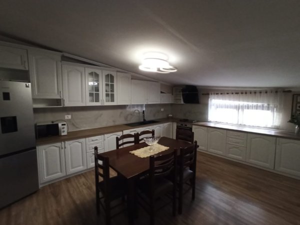 Tirane, jepet me qera apartament 2+1 , 130 m² 600 € (Selvia)