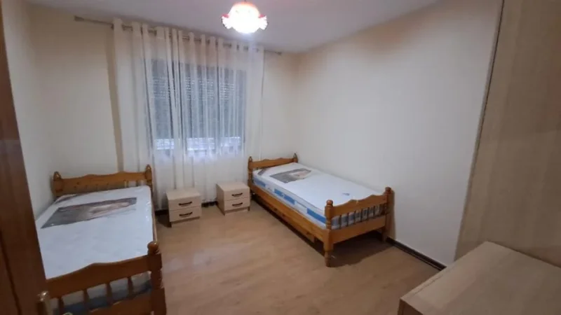Tirane, jepet me qera apartament 2+1+Ballkon Kati 1, 75 m² 450 € (Universiteti Europian , Porcelan)