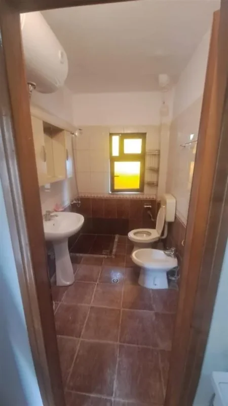 Tirane, jepet me qera apartament 2+1+Ballkon Kati 1, 75 m² 450 € (Universiteti Europian , Porcelan)