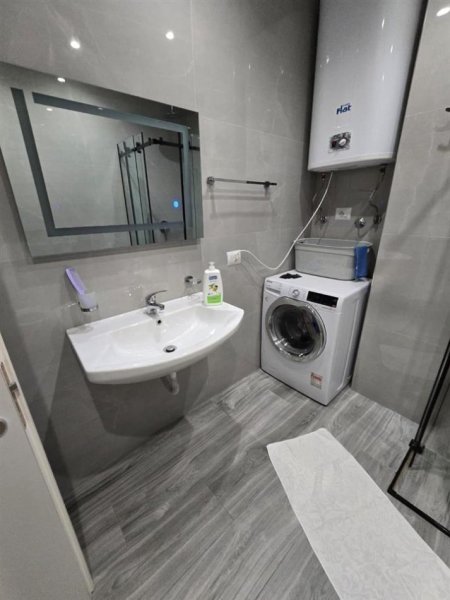 Tirane, jepet me qera apartament 2+1+Ballkon Kati 3, 93 m² 650 € (Liqeni thate)