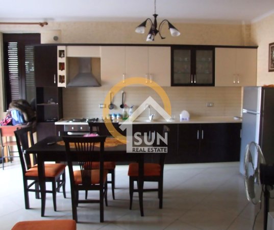 Shkoder, jepet me qera apartament 2+1+Ballkon Kati 2, 145 m² (TEK LULISHTJA SAHATI)