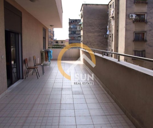 Shkoder, jepet me qera apartament 2+1+Ballkon Kati 2, 145 m² (TEK LULISHTJA SAHATI)