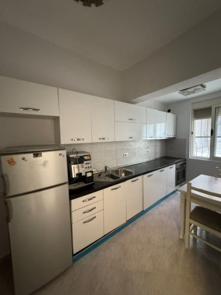 Tirane, jap me qera apartament 1+1 Kati 1, 50 m² 400 € (rruga e kosovareve)