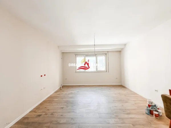 Tirane, jepet me qera zyre Kati 6, 101 m² 800 € (Ne Rrugen Urani Pano, Me Krah te 15-kateshit)