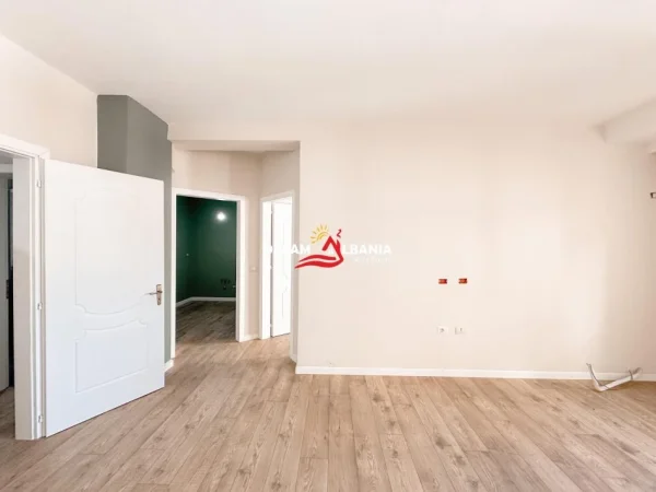 Tirane, jepet me qera zyre Kati 6, 101 m² 800 € (Ne Rrugen Urani Pano, Me Krah te 15-kateshit)