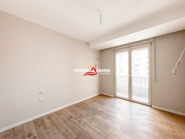 Tirane, jepet me qera zyre Kati 6, 101 m² 800 € (Ne Rrugen Urani Pano, Me Krah te 15-kateshit)