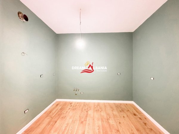 Tirane, jepet me qera zyre Kati 6, 101 m² 800 € (Ne Rrugen Urani Pano, Me Krah te 15-kateshit)