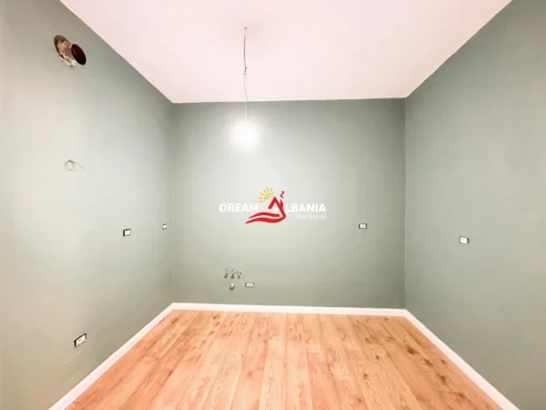 Tirane, jepet me qera zyre Kati 6, 101 m² 800 € (Ne Rrugen Urani Pano, Me Krah te 15-kateshit)