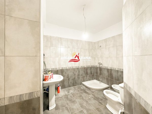 Tirane, jepet me qera zyre Kati 6, 101 m² 800 € (Ne Rrugen Urani Pano, Me Krah te 15-kateshit)
