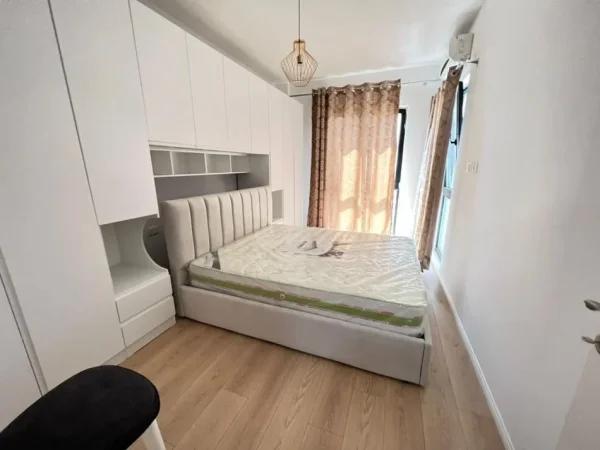 Tirane, jepet me qera apartament 1+1 Kati 10, 74 m² 600 € (farmacia 10, Arlis ndertim)