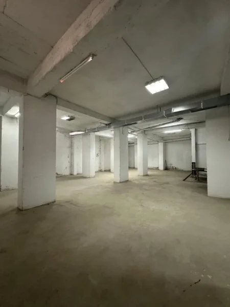 Tirane, jepet me qera magazine Kati -1, 500 m² 1.200 € (Rruga besim alla)