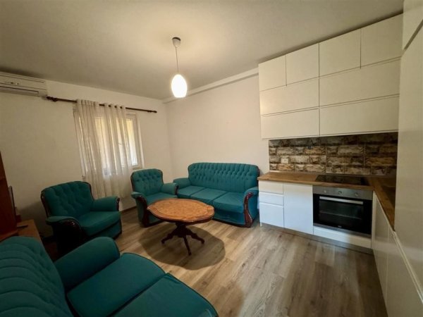 Tirane, jepet me qera apartament 1+1+Ballkon Kati 5, 45 m² 550 € (rruga elbasanit)