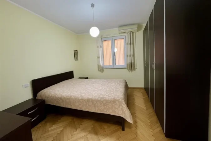 Tirane, jepet me qera apartament 1+1+Ballkon Kati 5, 45 m² 550 € (rruga elbasanit)