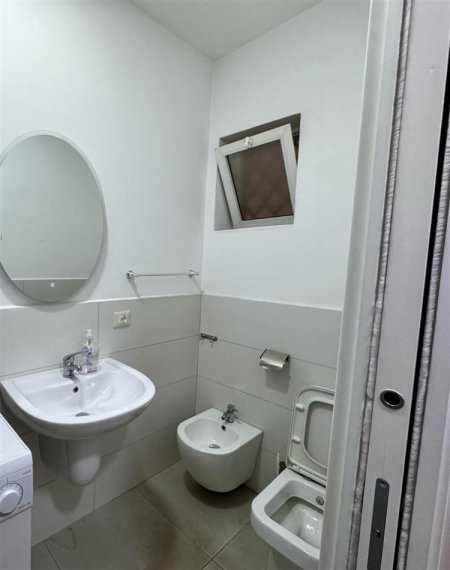 Tirane, jepet me qera apartament 1+1+Ballkon Kati 5, 45 m² 550 € (rruga elbasanit)