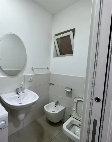 Tirane, jepet me qera apartament 1+1+Ballkon Kati 5, 45 m² 550 € (rruga elbasanit)
