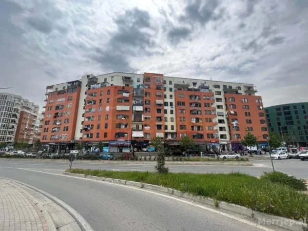Tirane, jepet me qera apartament 1+1+Ballkon Kati 7, 77 m² 380 € (ne Yzberisht)