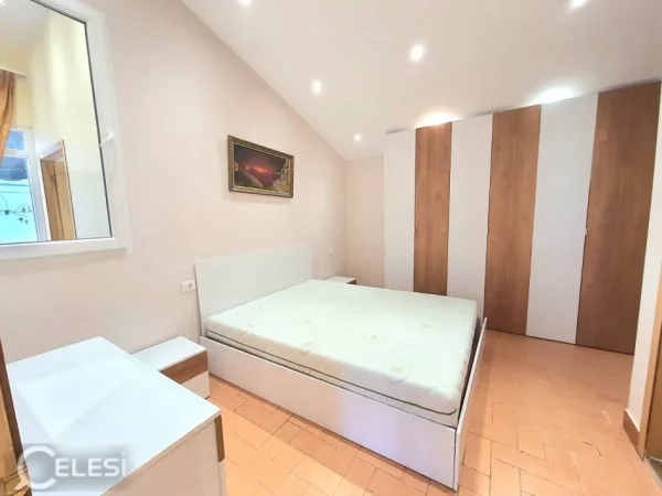 Tirane, jepet me qera apartament 2+1+Ballkon Kati 3, 150 m² 650 € (MYSLYM SHYRI)