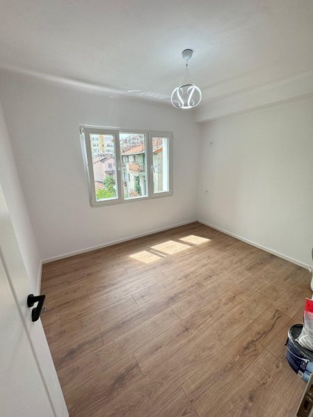 Tirane, shes apartament 2+1+Ballkon Kati 4, 64 m² 169.000 € (rruga e kavajes)
