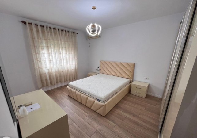 Tirane, jepet me qera apartament 2+1+Ballkon Kati 4, 70 m² 500 € (ZOGU I ZI)