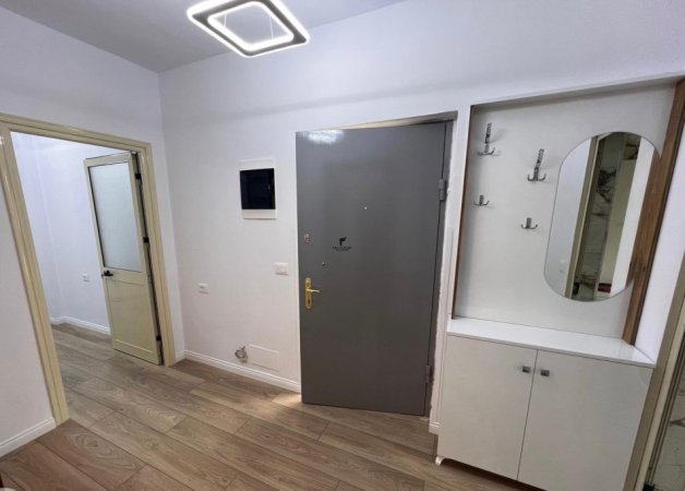 Tirane, jepet me qera apartament 2+1+Ballkon Kati 4, 70 m² 500 € (ZOGU I ZI)