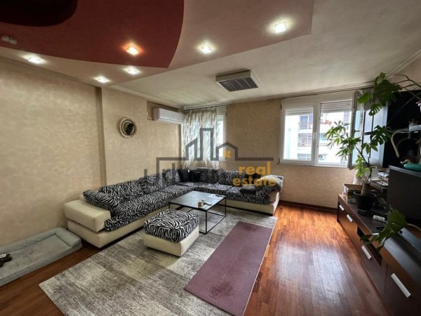 Tirane, jepet me qera apartament duplex 2+1 Kati 4, 100 m² 800 € (Ish Ekspozita)