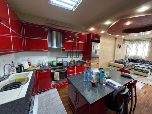 Tirane, jepet me qera apartament duplex 2+1 Kati 4, 100 m² 800 € (Ish Ekspozita)