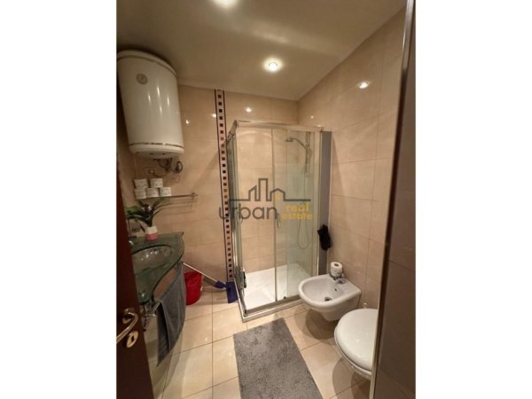 Tirane, jepet me qera apartament duplex 2+1 Kati 4, 100 m² 800 € (Ish Ekspozita)