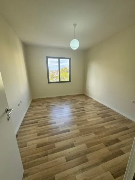 Tirane, shes apartament 2+1+Ballkon Kati 4, 76 m² 155.000 € (Rr. Mine Peza)