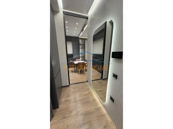 Tirane, jap me qera apartament 1+1 Kati 6, 76 m² 900 € (Rruga e Kavajes)