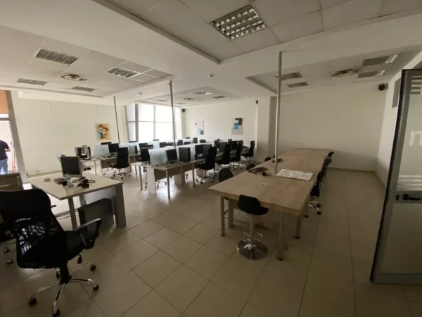 Tirane, jepet me qera ambjent biznesi Kati 1, 146 m² 1.200 € (Rruga e Kavajes)