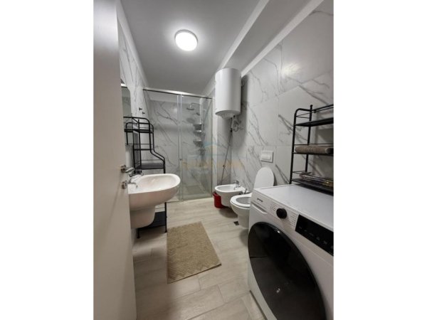 Tirane, jepet me qera apartament 1+1+Aneks+Ballkon Kati 6, 83 m² 1.000 € (Qender)
