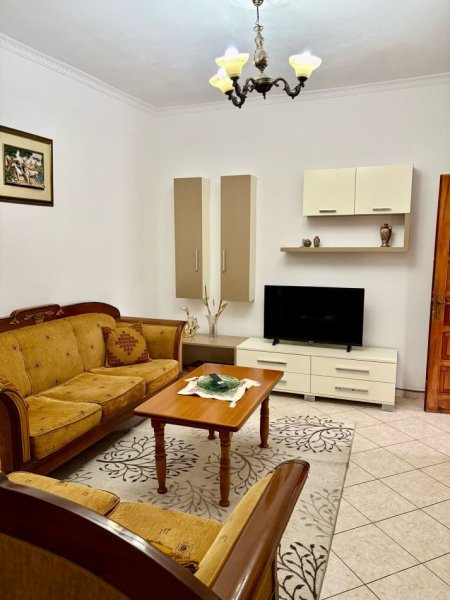 Tirane, jepet me qera Vile 1+1+Aneks+Ballkon Kati 1, 100 m² 500 € (Report TV ISH parku)