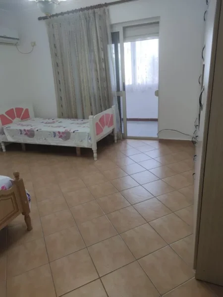Tirane, jepet me qera apartament 3+1+Ballkon Kati 3, 131 m² 600 € (STADIUMI DINAMO)