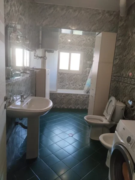 Tirane, jepet me qera apartament 3+1+Ballkon Kati 3, 131 m² 600 € (STADIUMI DINAMO)