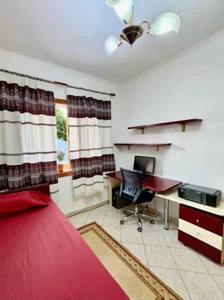 Tirane, jepet me qera Vile 1+1+Aneks+Ballkon Kati 1, 100 m² 500 € (Report TV ISH parku)
