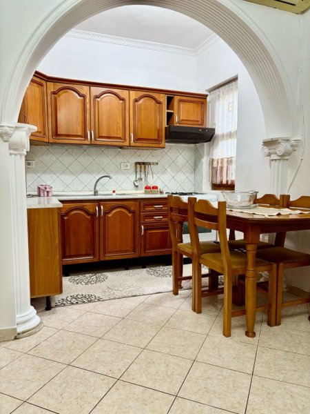 Tirane, jepet me qera Vile 1+1+Aneks+Ballkon Kati 1, 100 m² 500 € (Report TV ISH parku)
