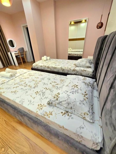 Tirane, jepet me qera 2+1+Ballkon Kati 3, 80 m² 650 € (hamdi sina)