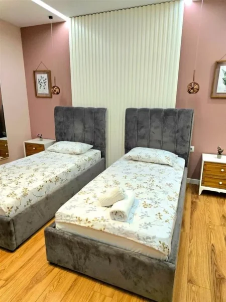 Tirane, jepet me qera 2+1+Ballkon Kati 3, 80 m² 650 € (hamdi sina)
