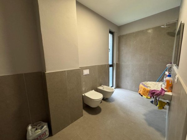 Tirane, jepet me qera apartament 3+1+Aneks+Ballkon Kati 1, 115 m² 1.400 € (rruga e kosovareve)
