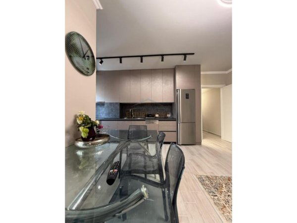 Tirane, jepet me qera apartament 1+1+Ballkon Kati 6, 83 m² 1.000 € (Qender)
