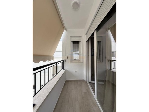 Tirane, jepet me qera apartament 1+1+Ballkon Kati 6, 83 m² 1.000 € (Qender)