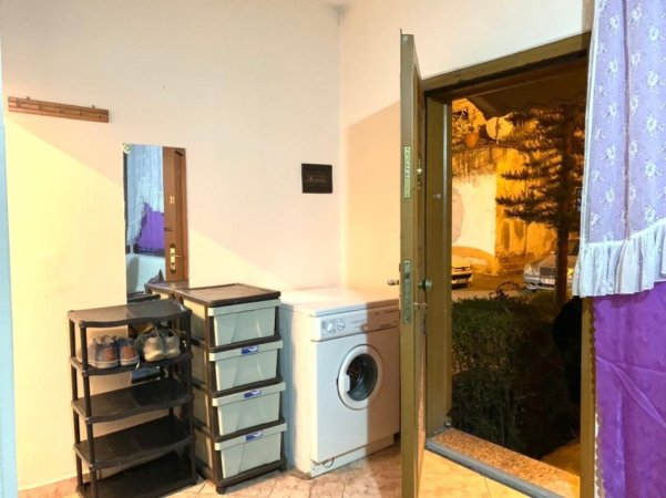 Tirane, jepet me qera shtepi 1+1 Kati 1, 70 m² 380 € (Ish Parku ,Rruga e Kavajes)