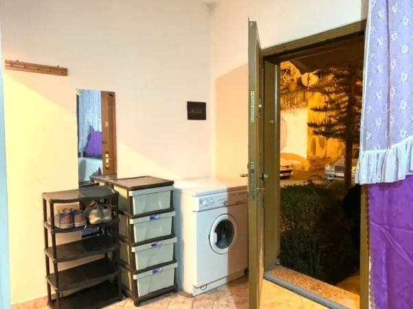 Tirane, jepet me qera shtepi 1+1 Kati 1, 70 m² 380 € (Ish Parku ,Rruga e Kavajes)