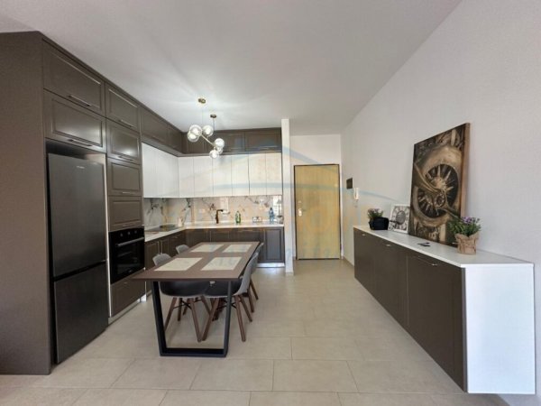 Tirane, jepet me qera apartament 3+1 Kati 6, 104 m² 550 € (UNAZA E RE)