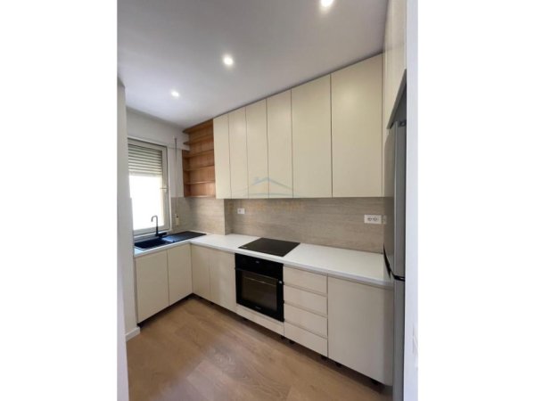 Tirane, jepet me qera apartament 3+1 Kati 2, 116 m² 1.000 € (liqeni i thate)
