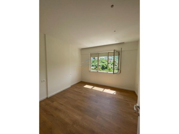 Tirane, jepet me qera apartament 3+1 Kati 2, 116 m² 1.000 € (liqeni i thate)