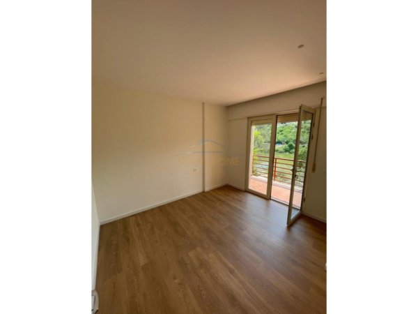 Tirane, jepet me qera apartament 3+1 Kati 2, 116 m² 1.000 € (liqeni i thate)