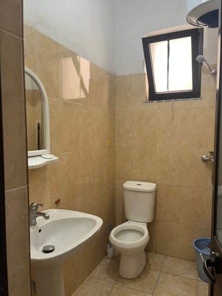 Tirane, jap me qera garsonier 1+1 Kati 2, 40 m² 200 € (Rruga Arben Broci ,Tirane)