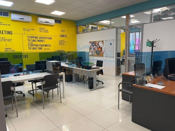 Tirane, jepet me qera ambjent biznesi Kati 0, 222 m² 4.500 € (Blloku)