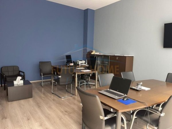 Tirane, jepet me qera ambjent biznesi Kati 0, 222 m² 4.500 € (Blloku)